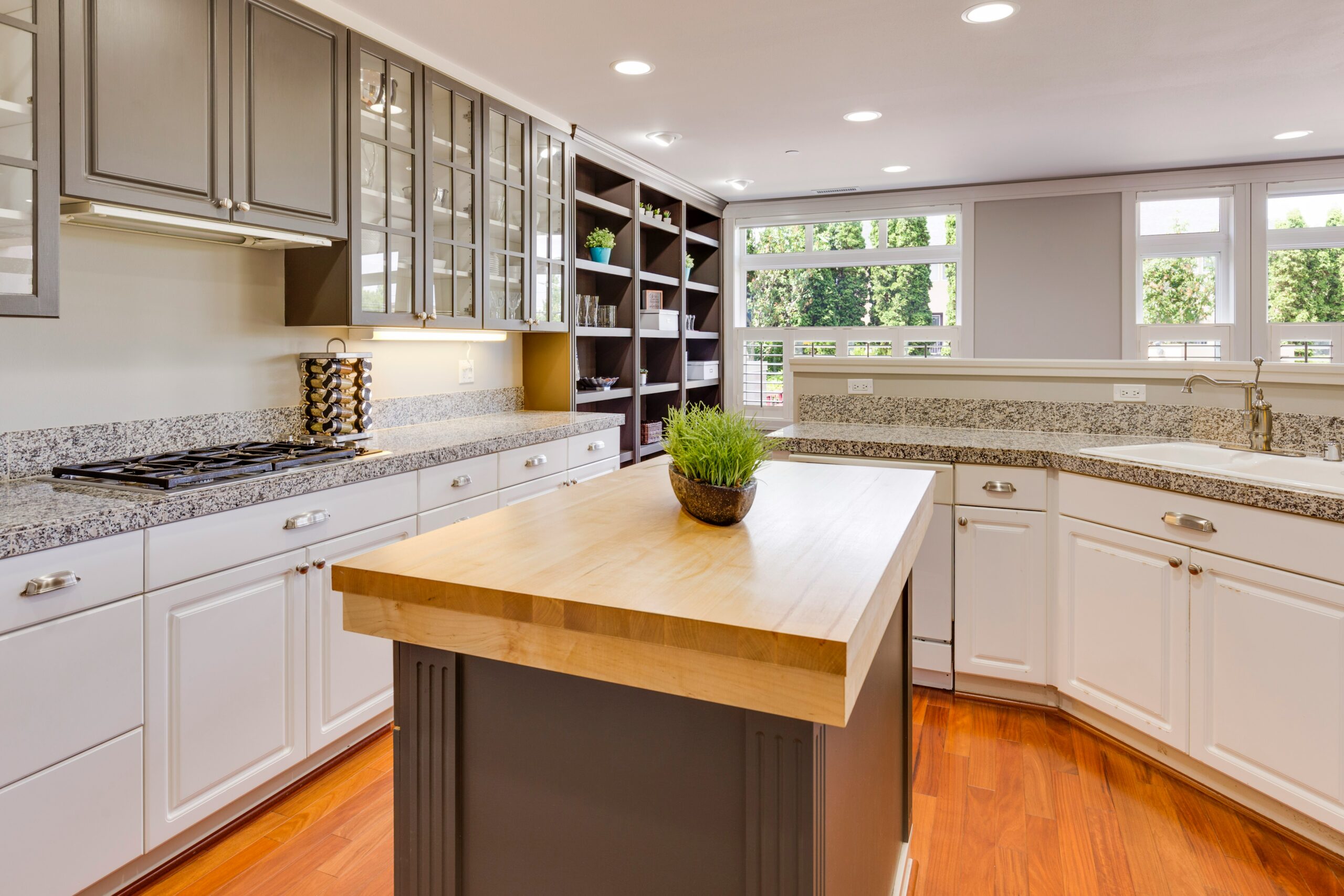 Constrasting kitchen cabinetry